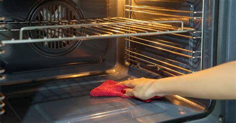 Rengöra ugn fastbränt